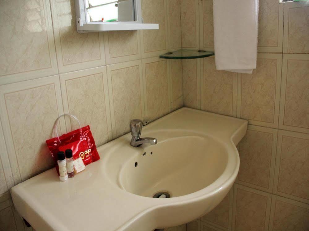 Oyo Katraj Hotel 3*